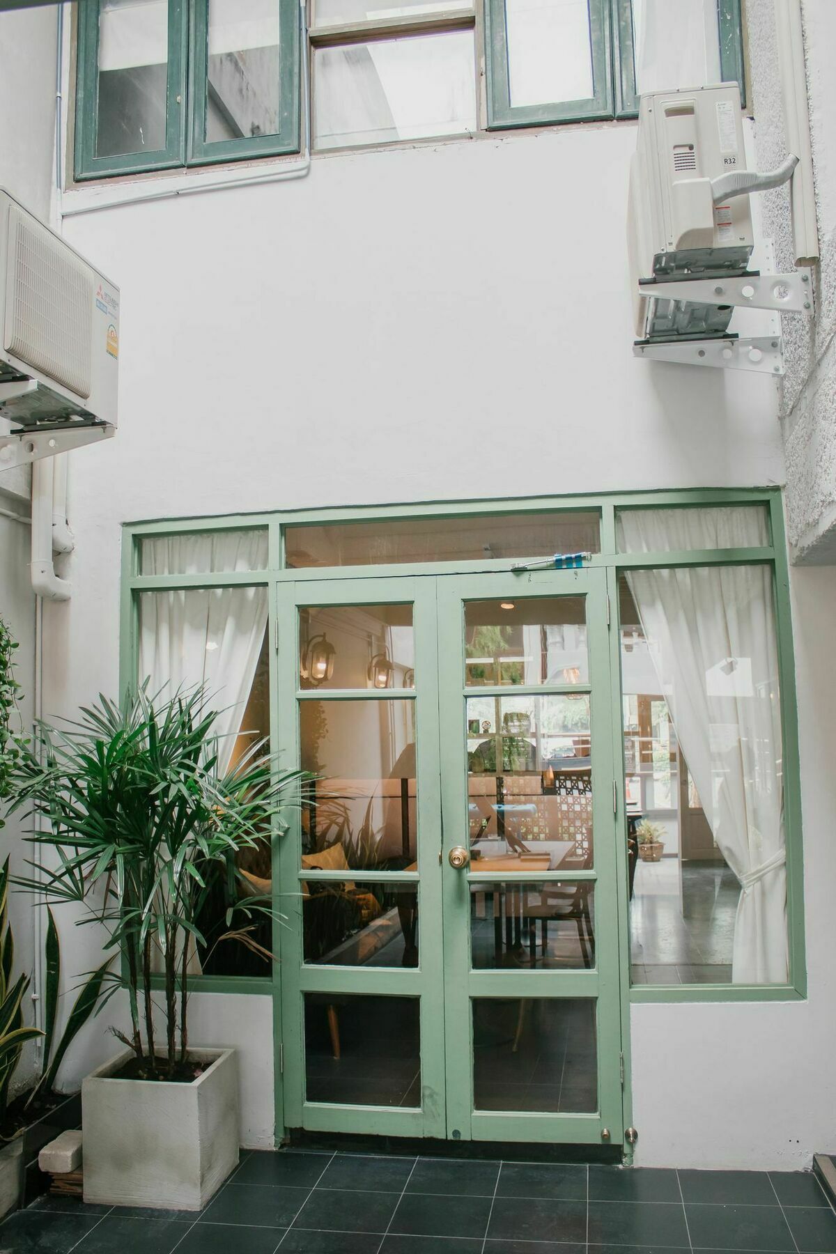 Weeping Willow Sukhumvit 26 Hostel Bangkok Exterior foto